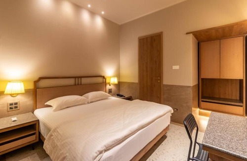Prabhadevi Hotel | Reay Road Residency Hotel