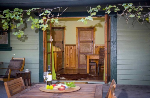 Broke House | Red Tractor Retreat - Country-style 3 bdrm cottage plus 2 studio rooms with pool and breakfast basket