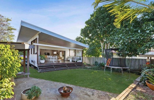 Woody Point House | Redcliffe Coastal Escape Walk to Woody Point Beach