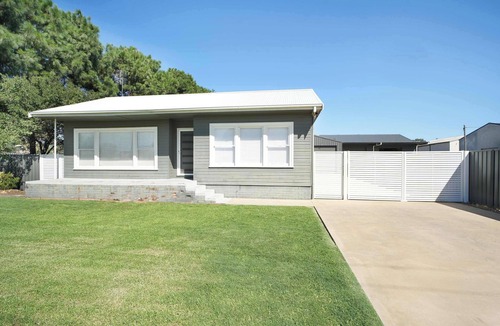 Dubbo House | Regal House - Modern Family Retreat, Pets Allowed