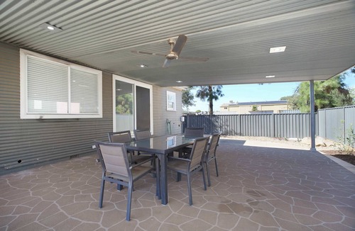 Dubbo House | Regal House - Modern Family Retreat, Pets Allowed