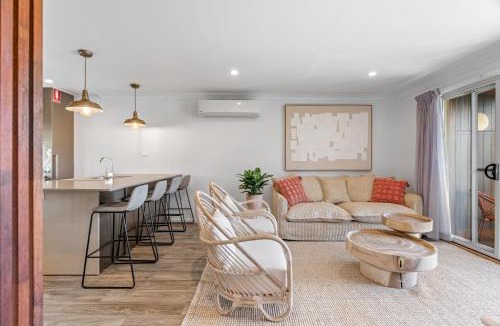 Buff Point House | Relaxed 2 Bed Coastal Stay Near the Lake
