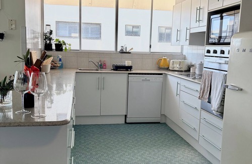 Coolangatta Apartment | Relaxed Coastal Retreat 🌴 Family-Friendly 3BR – Minutes to Beach & Airport