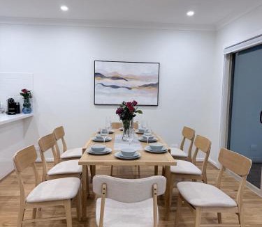Marsden Park House | Relaxing 5BR House, 3 Bathrooms, Garden and BBQ
