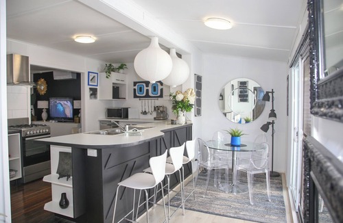 Cessnock Cottage | Retro Hidden Gem with Deck & BBQ, 10 mins To Wineries
