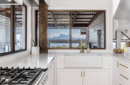 Tomewin House | Romantic mountain getaway with stunning views, spa and sauna