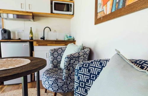 Lidster Cabin | Romantic tiny house escape amongst wineries & MTB Trails. Fire Pit, Creekside