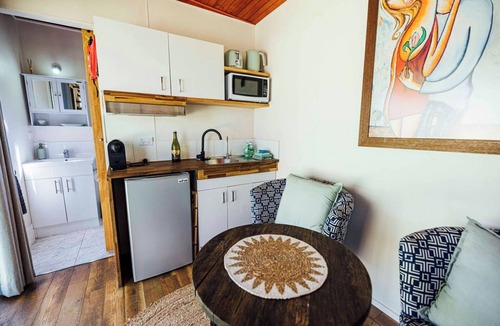 Lidster Cabin | Romantic tiny house escape amongst wineries & MTB Trails. Fire Pit, Creekside