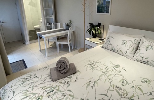 Rozelle Apartment | Rosellas is a Private Studio Minutes to Village, Harbour and City