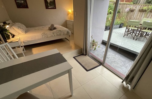 Rozelle Apartment | Rosellas is a Private Studio Minutes to Village, Harbour and City