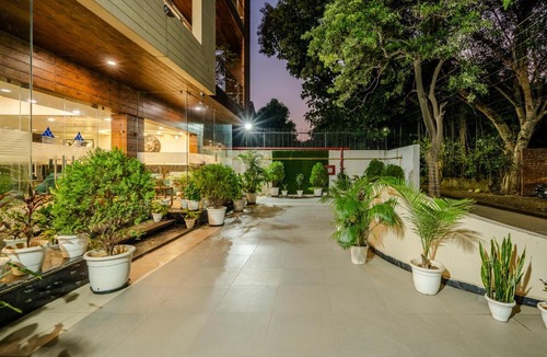 Sector 31 Hotel | Royal Residence Near 32nd Avenue - Gurugram