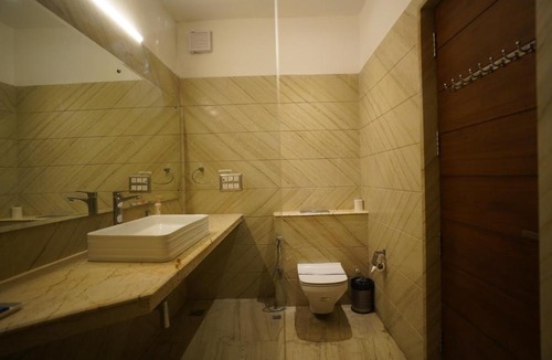 DLF City Hotel | Royal Residence Premier - Cyber Hub