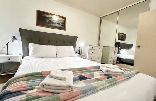 North Adelaide Condo | Safe & secure 2 bedroom apartment on Melbourne St, North Adelaide in exclusive gated complex. Near CBD, Adel Oval, Wine Centre, The Memorial and WCH Hospitals. Free car parking spot. Linen hire and air-conditioning included!