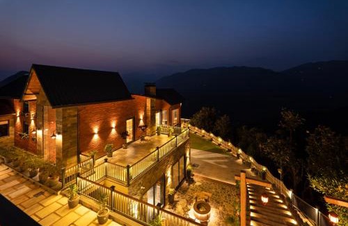 Amritpur Villa | SaffronStays Aruunoday - 4BR with Theatre, Deck & Bonfire