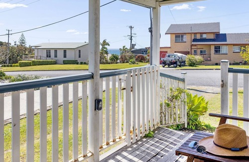 Angourie House | Salt Shack - Classic Angourie Beach Cottage Steps from Spooky Beach - Holiday Yamba