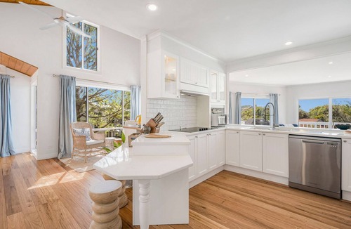 Dunbogan House | Salt Spray - Luxurious 5 bedroom holiday home in gated estate, close to beach