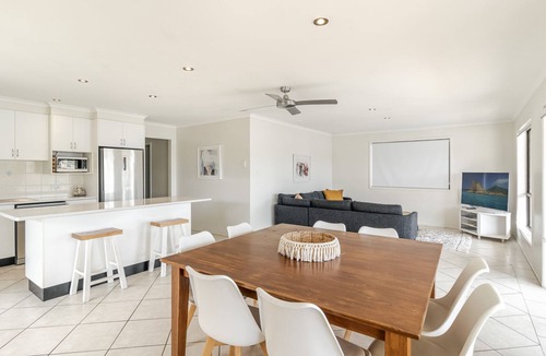 Yamba House | Sandy Shores - Absolute Waterfront & Swimming pool - Holiday Yamba