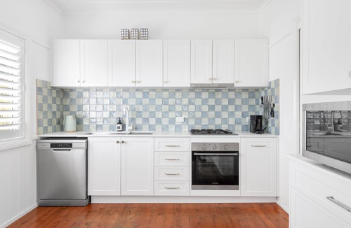 Currarong Cottage | SEA Cottage- 1 min walk to Currarong Beach. 1950s coastal charm