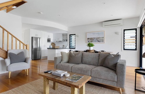 Pottsville House | Seabrook – on Main Street, walk to beach & shops