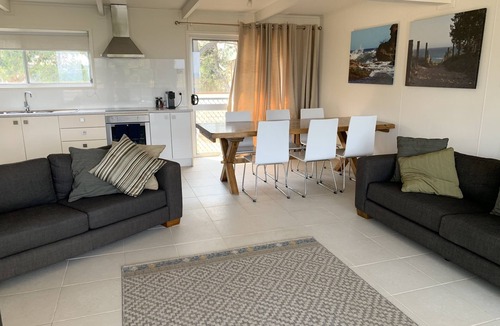 Dunbogan House | Seaview Getaway – a beachfront family holiday home
