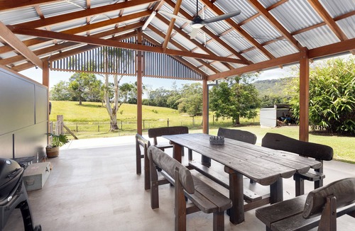 Valla Cabin | Secluded Getaway – Cabin & Barn Stay 7 minutes from beautiful Valla beach