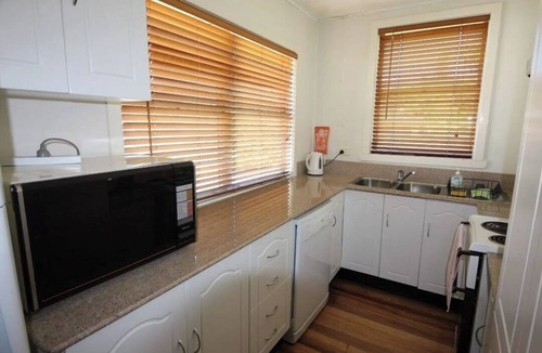 Black Head House | See the waves, feel the sea breeze. Traditional Aussie Beach house.