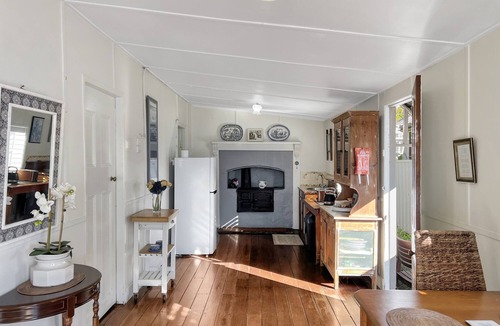 Marks Point House | Selby Cottage- Waterfront, Fire & Outdoor Dining