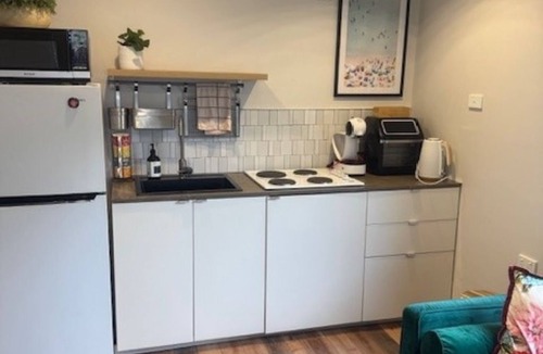 Gwynneville Apartment | Self-contained retreat 1.3km from Wollongong Beach and CBD
