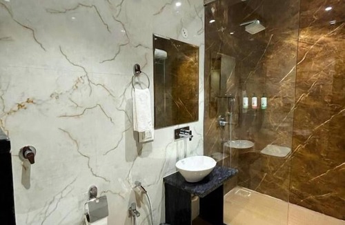 Rau Hotel | Serene-Restaurant Rooms and Banquet