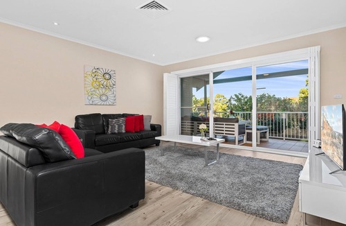 Korora Apartment | Shearwater is a spacious 3-bedroom townhouse located just an easy 280m stroll from the beach