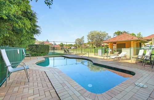 Korora House | Shearwater Luxury - Luxurious 3BR Korora Retreat with spa bath, Close to Beach