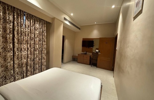 Eksar Hotel | Shelter Suites (Formerly known as Fisco The Hub Link)