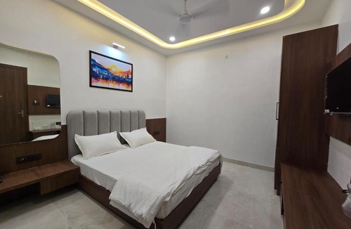 Vrindavan Hotel | Shree Radha Raman Sarkar Dham