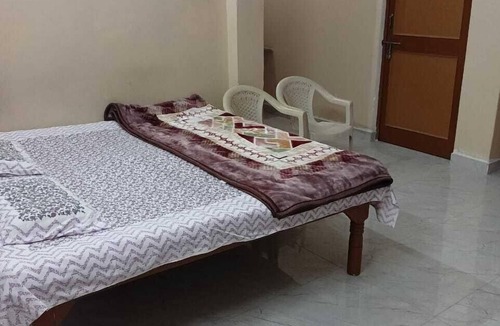 Jhusi Hotel | Shri Hari Sadan