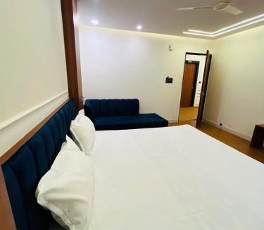 Kolar Road Hotel | Shri Kamal Garden