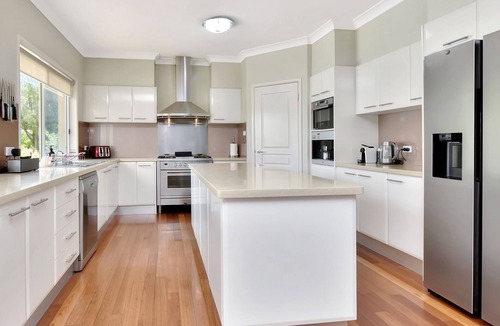 Rothbury House | Silver Springs Estate 4br house + 6br house with Wifi, Pool. Fireplace, Views, Olives and Space