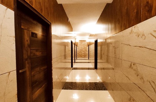 Jalandhar Hotel | SKY HOMESTAYS - Smart Budget Rooms Near DAV Collage, HMV, Maqsudan, Sabzi Mandi, Grain Market, NIT, Verka Plant, Workshop Chowk - For Corporates, Familes, Couples