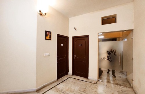 Jalandhar Hotel | SKY HOMESTAYS - Smart Budget Rooms Near DAV Collage, HMV, Maqsudan, Sabzi Mandi, Grain Market, NIT, Verka Plant, Workshop Chowk - For Corporates, Familes, Couples