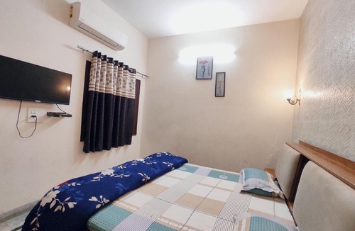 Jalandhar Hotel | SKY HOMESTAYS - Smart Budget Rooms Near DAV Collage, HMV, Maqsudan, Sabzi Mandi, Grain Market, NIT, Verka Plant, Workshop Chowk - For Corporates, Familes, Couples