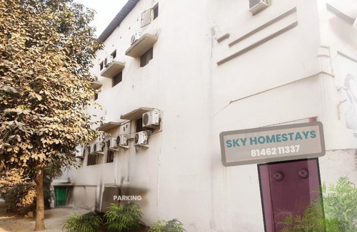 Jalandhar Hotel | SKY HOMESTAYS - Smart Budget Rooms Near DAV Collage, HMV, Maqsudan, Sabzi Mandi, Grain Market, NIT, Verka Plant, Workshop Chowk - For Corporates, Familes, Couples