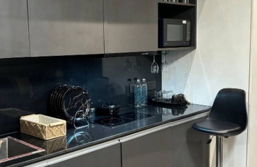 South City I Apartment | Skyline - 43rd floor river view by Luxury Heights