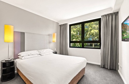 Parramatta Apartment | Sleek 1-Bed by Jubilee Park with Pool