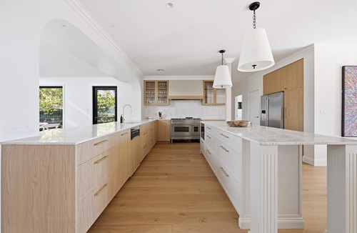 Canobolas House | Snowline. Pool, Spa & Tennis Court. Orange Wine Country.