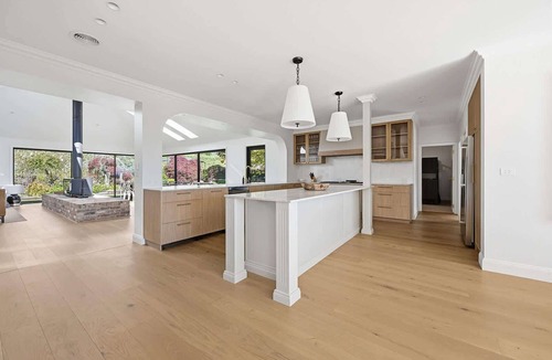 Canobolas House | Snowline. Pool, Spa & Tennis Court. Orange Wine Country.