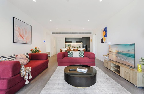 Millers Point Apartment | Soothing 3-bedroom apartment with Gym/Pool in Barangaroo