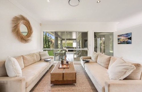 Middle Ridge House | Sophistication & Style – Near Gabbinbar!