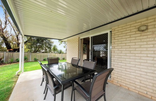 Harristown House | Spacious 3 brm home close to Toowoomba Hospital