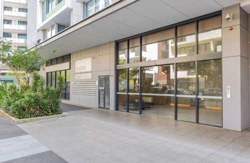 Wolli Creek Apartment | Spacious 3BR Apartment | 2 Parking | Pool & Gym | Near Airport & CBD