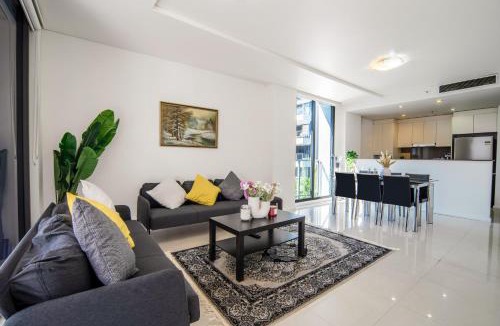Mascot Apartment | Spacious 3BR, Walk to Train, 2 Free Parking