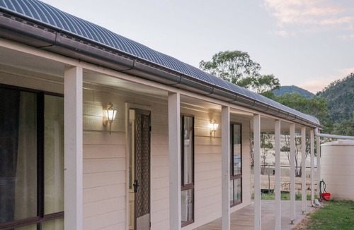 Moonbi House | Spacious 4-Bedroom Rural Retreat in Moonbi – Bring Your Horses!